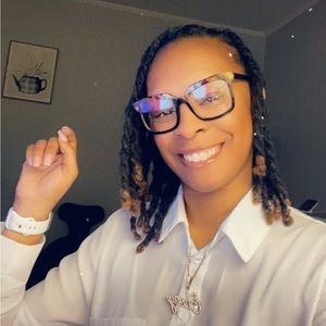 Meet your Posher, Ebony